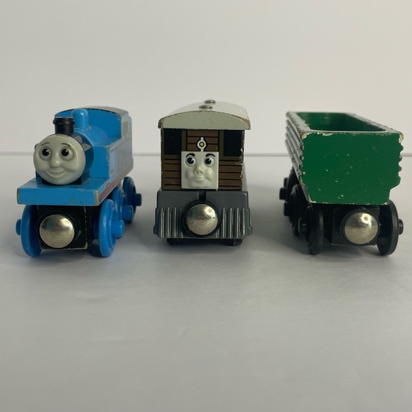Thomas and Friends Magnetic Wood Thomas Engine Toby Car And Green Log Car VTG - Picture 1 of 16